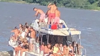 yate repleto de jóvenes 