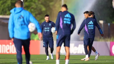 Lionel Messi entrenó sin inconvenientes, pero aun hay interrogantes en el equipo argentino