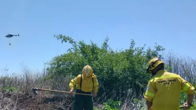 Con medios aéreos y brigadistas de Entre Ríos y Santa Fe sigue el combate de incendios
