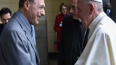 Eugenio Zaffaroni saluda al Papa Francisco