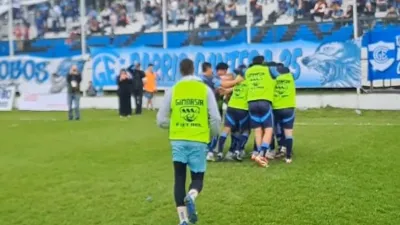 Jugadores de Gimnasia de Concepción del Uruguay celebran un gol.