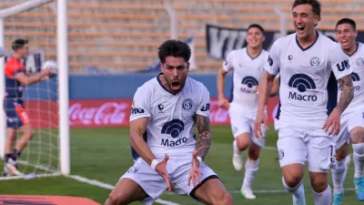Mauricio Cardillo festeja su gol