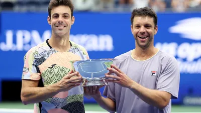 Marcel Granollers y Horacio Zeballos levantan la copa del US Open.