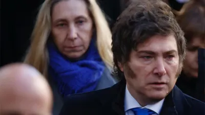 El presidente Javier Milei y detrás, su hermana Karina Milei, secretaria de la Presidencia.