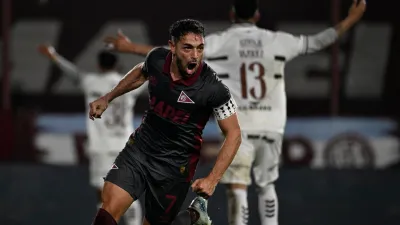 Lautaro Acosta celebra su gol ante Platense.