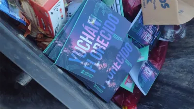 Los libros “Yuchán florecido” que fueron rescatados por su autor y advierte, pedagógicamente, la necesidad de saciar el hambre de tiza y pizarrón.