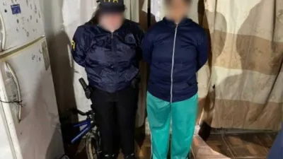 Una mujer quedó detenida luego de constatarse que poseía 124 dosis de cocaína y 86.000 pesos. “Dama narco” fue el apodo que le asignó el Ministerio de Seguridad de la Nación.