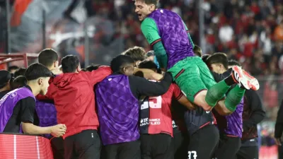 Jugadores de Newell's celebran un gol del equipo.