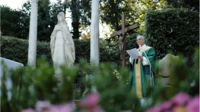 El papa León XIV se está convirtiendo en el defensor del clima que el mundo necesita. En la imagen, la primera Misa celebrada por el Cuidado de la Creación, en el Jardín de la Madonnina del Borgo “Laudato Si” en Castel Gandolfo.