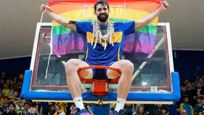 El alero gualeguaychuense Sebastián Vega en pleno festejos en La Bombonerita.