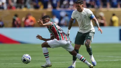 Enzo Fernández en acción ante Fluminense.