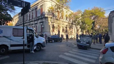 Violento choque de dos autos en Paraná dejó nueve heridos y un conductor atrapado