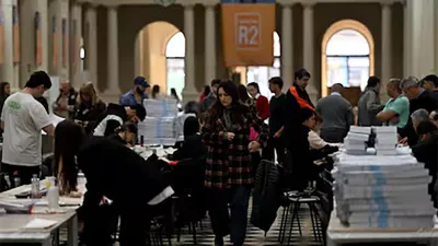 La Junta Electoral en el Pasaje Dardo Rocha de La Plata.