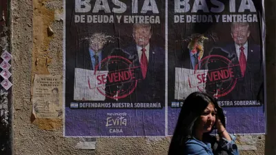 Los afiches de la oposición en contra del auxilio de Trump a Milei comenzaron a poblar las paredes de Buenos Aires.