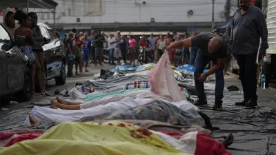 Un hombre observa los cadáveres de las personas en la redada policial contra Comando Vermelho, en Río de Janeiro.