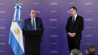 Imagen de archivo de Guillermo Francos y Manuel Adorni.