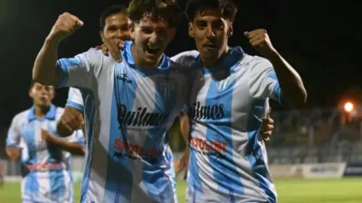 Jugadores de Juventud Unida celebran un gol en el Torneo Federal Regional Amateur.