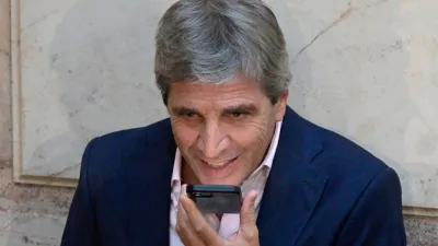 El ministro Caputo pide confianza a los inversores, pero tiene la plata en el exterior.