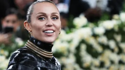 Miley Cyrus recibió una estrella en el Paseo de la Fama de Hollywood