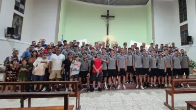 Jugadores, cuerpo técnico, dirigentes e hinchas, juntos en la Parrroquia Santa Teresita.