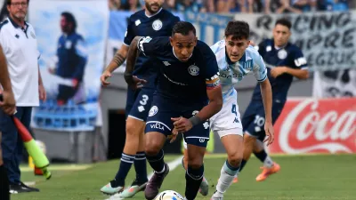 Con un hombre menos, Racing empató con el líder Independiente Rivadavia