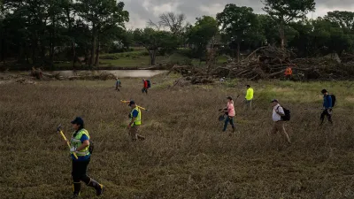 Personal de búsqueda y rescate el martes en Center Point, Texas.