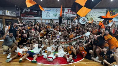 Plantel e hinchas de Urquiza de Santa Elena festejan tras la clasificación a la final.